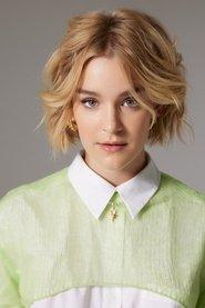 Pommelien Thijs as Ella in The Claus Family 2020