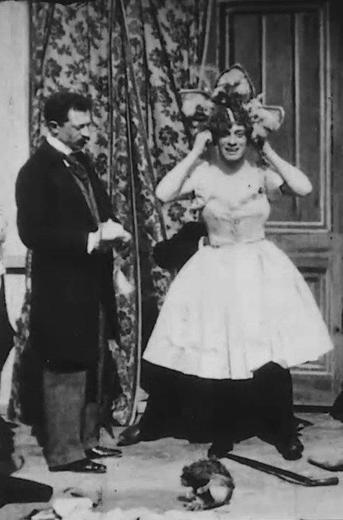 Segreto per vestirsi (con aiuto) 1898 official movie poster